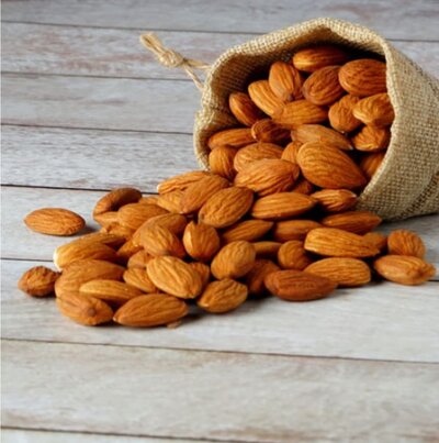Raw almonds