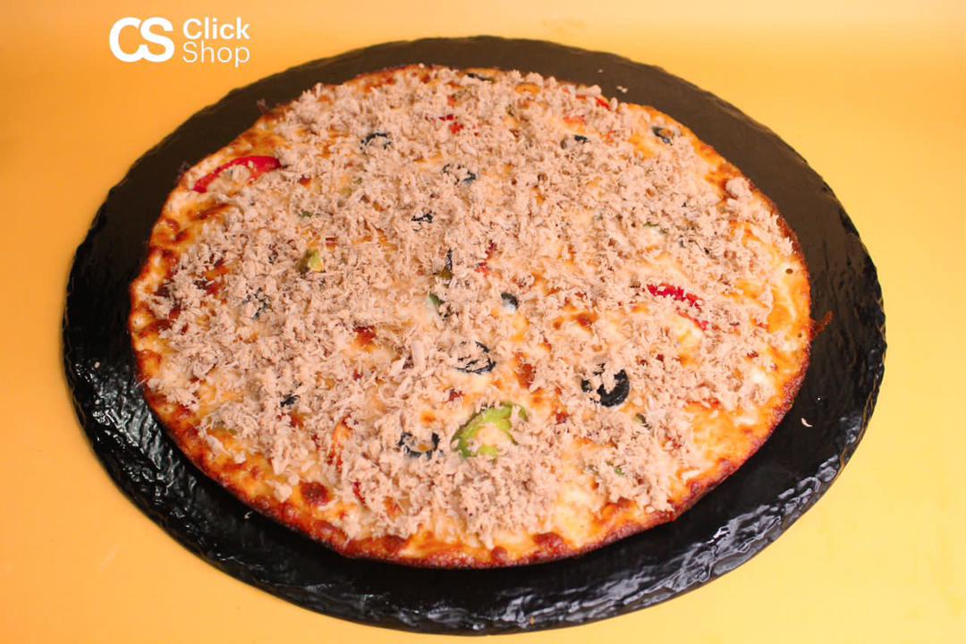 Cheese, vegetables, and tuna pizza