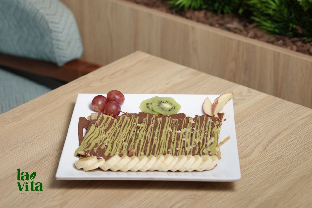 Small chocolate and fruit crepe 250 Calories