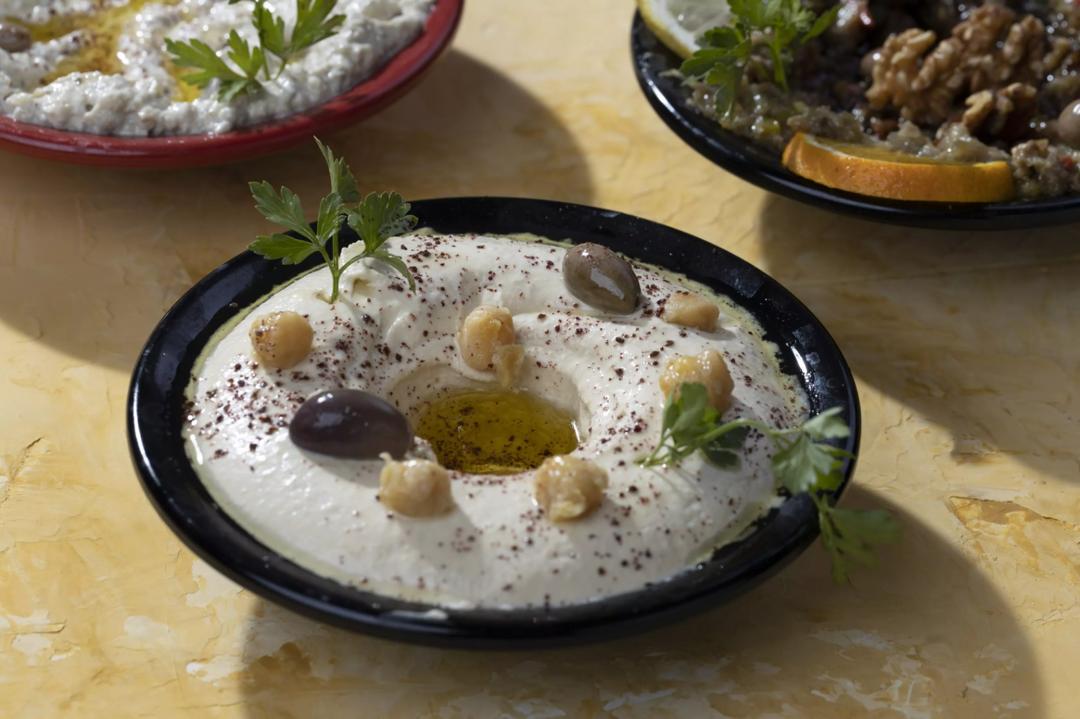 صحن حمص بالطحينة
