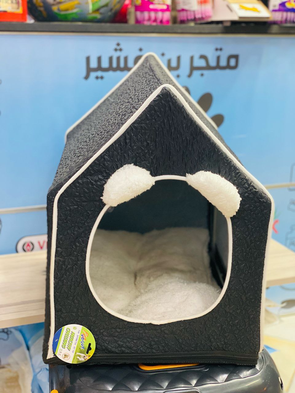 منزل للقطط البالغة والصغيرة