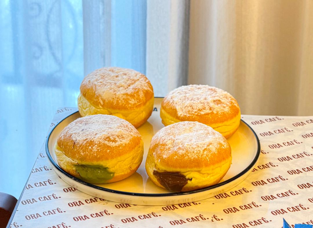 Pistachio bomboloni