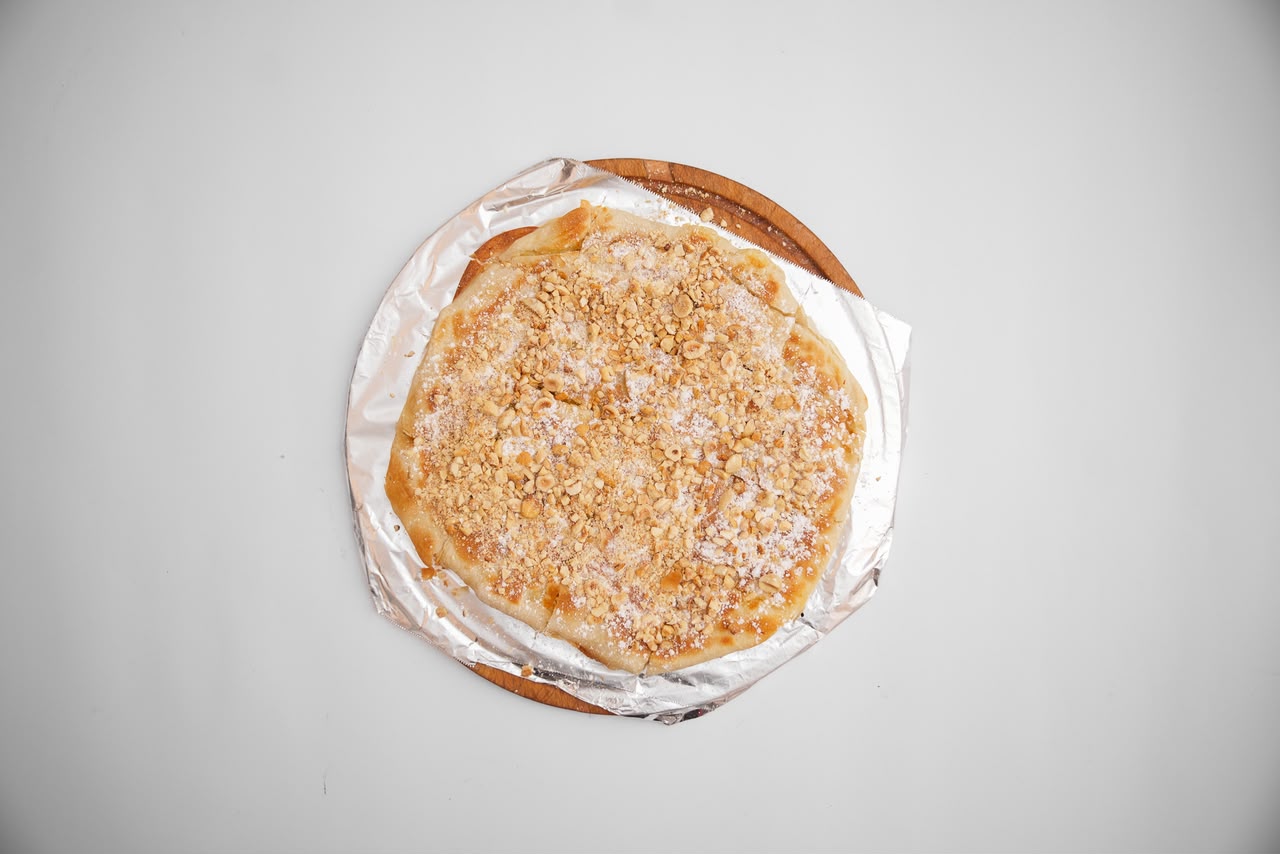Cream and nuts pie